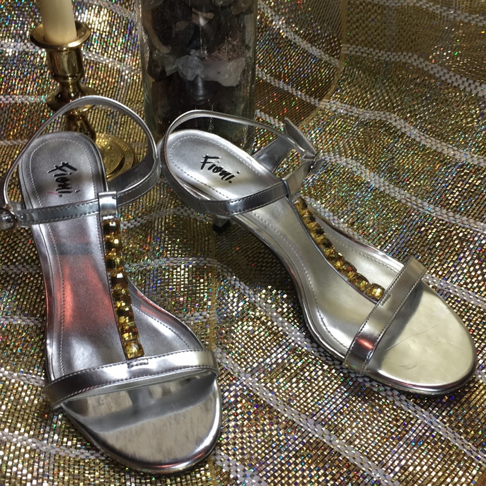 Fioni silver sandals NWT 8 1/2